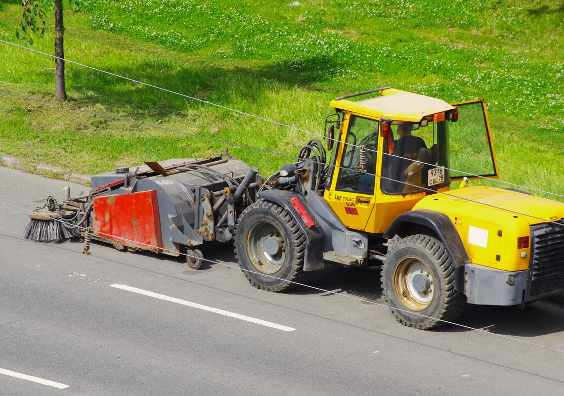Днём вчера чистит улицу, что-бы ливню хорошо (+32С)... - Юрий Куликов