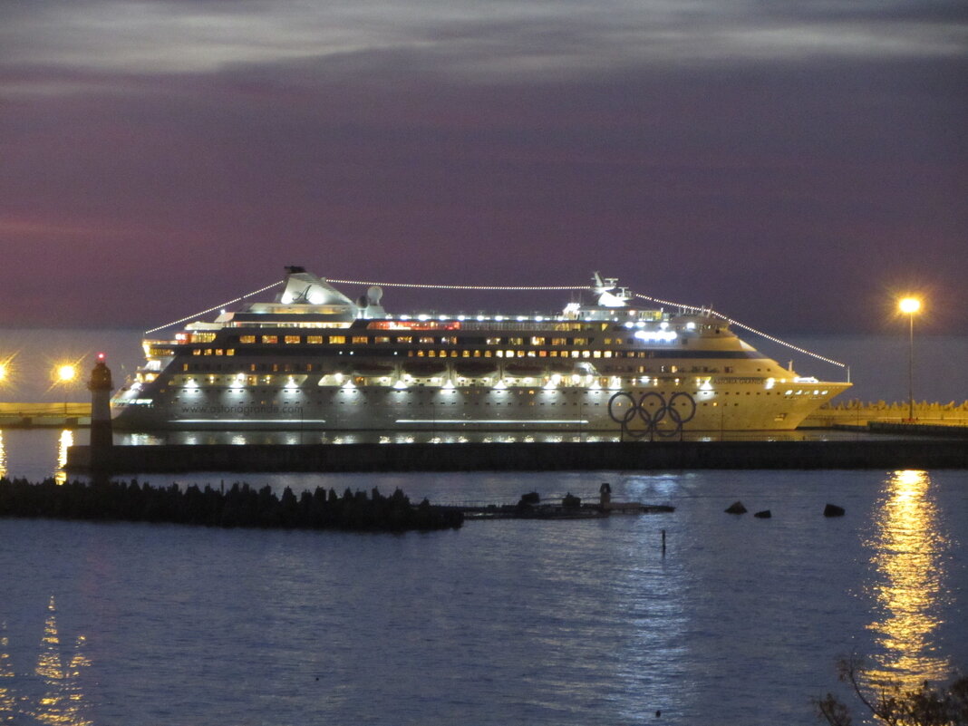 Катер  -На вечернюю прогулку - Валерий 