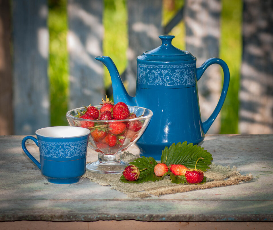 с клубникой - Анатолий Нецепляев с клубникой - Анатолий Нецепляев