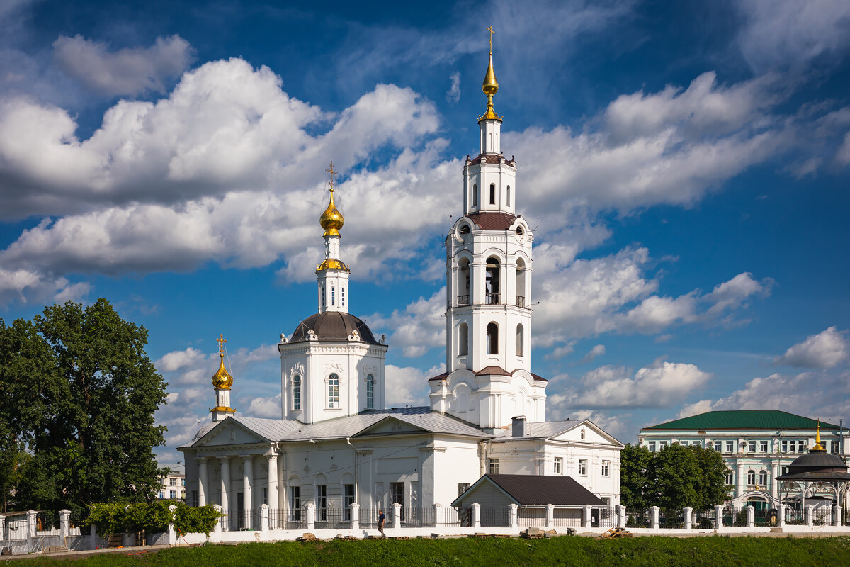 Как будто Ангелы медленно проплывают над старым Храмом... - Nyusha .