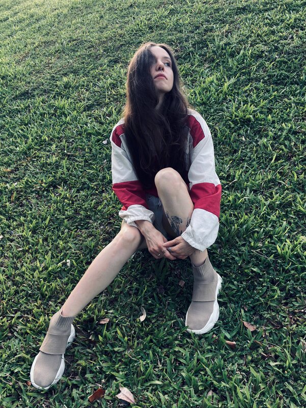 Девушка на траве - Yorzay 