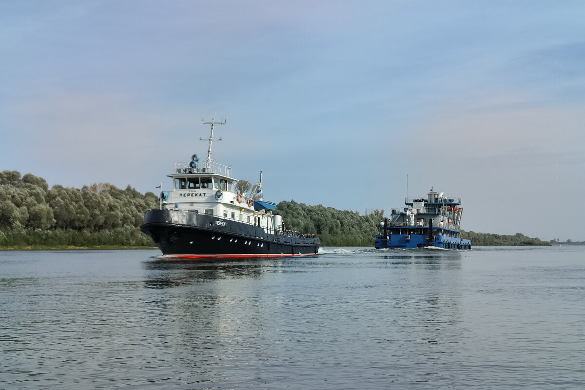 Теплоход "Перекат" тянет земснаряд - Валерий Судачок