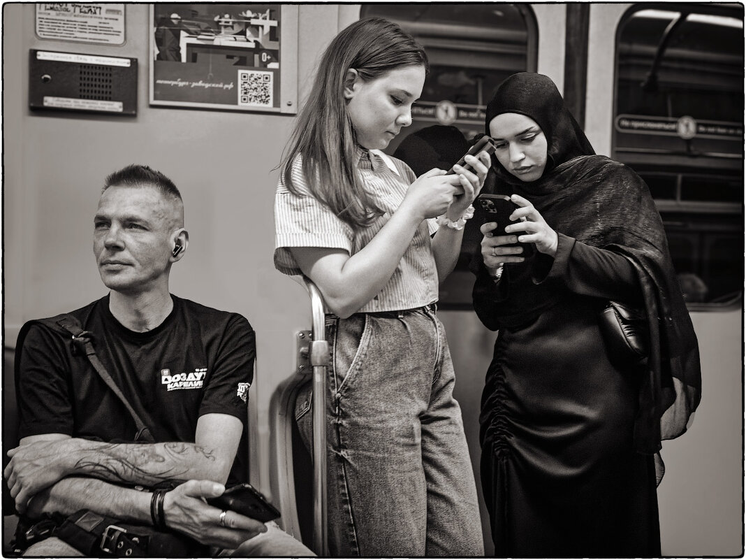 В метро - Анатолий ИМХО