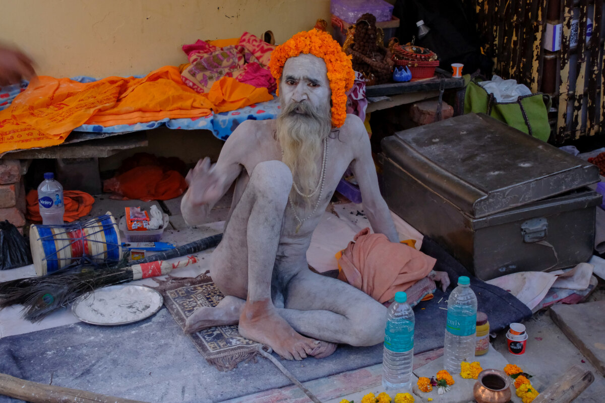 Есть одно общество, чьи члены ходят по улицам полностью голыми - Георгий А