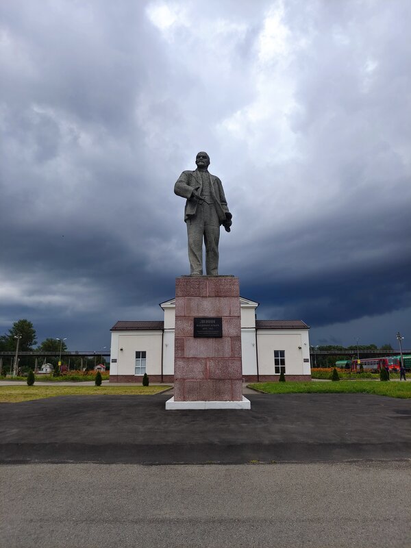 Ленин, тучи, вокзал... - Ирина Жигунова Ленин, тучи, вокзал... - Ирина Жигунова