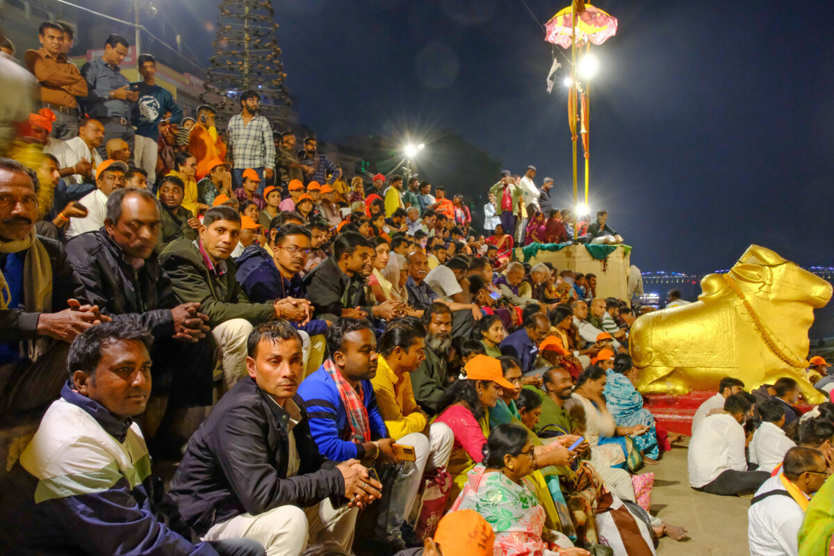 Просто сидят на набережной реки Ганга - Георгий А