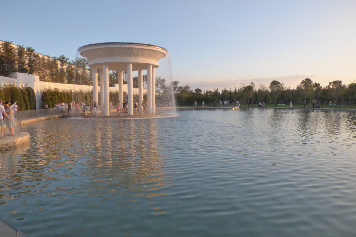 Фонтан ротонда. Парк Галицкого. ( фонтан в парке облаков, открыт в июне 2025) - Alexey YakovLev Фонтан ротонда. Парк Галицкого. ( фонтан в парке облаков, открыт в июне 2025) - Alexey YakovLev