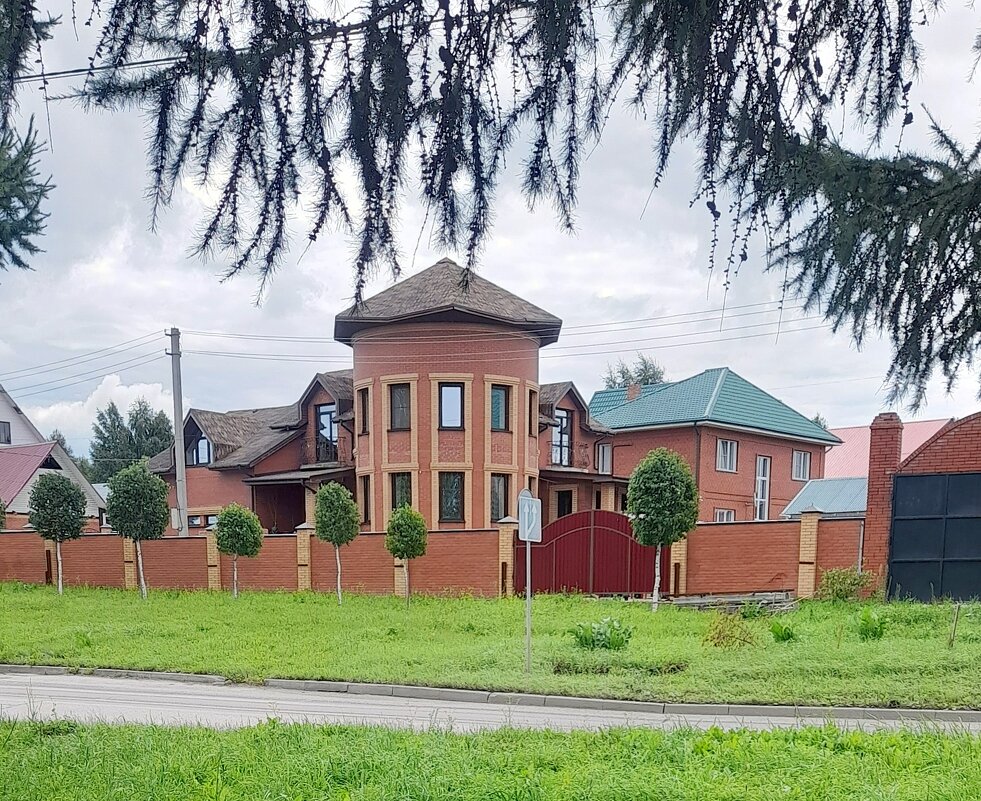 Жил массив на окраине города . - Мила Бовкун Жил массив на окраине города . - Мила Бовкун