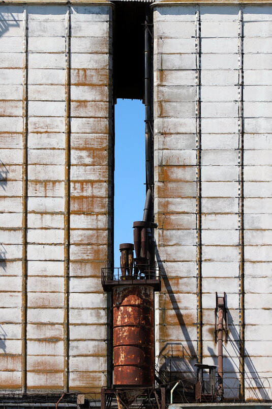 что то между - M Marikfoto