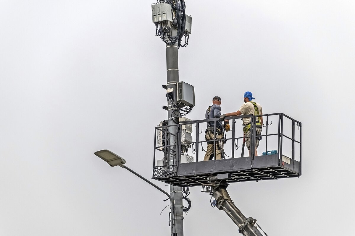 Не кочегары мы, не плотники.... - Валерий Иванович