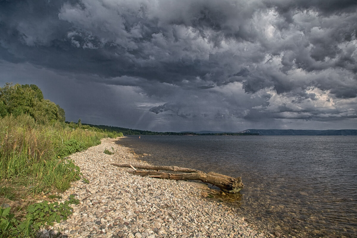 Тучи над Волгой - Александр Лисовский
