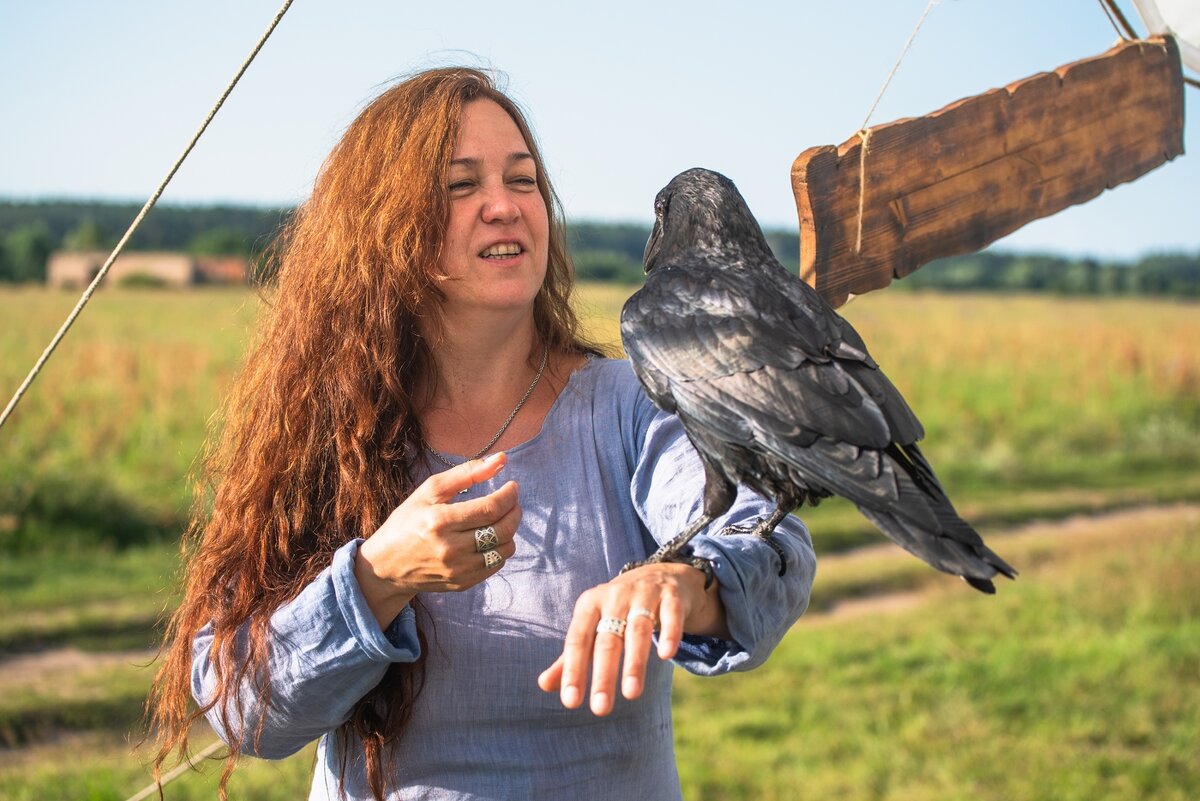 Кари Ликонски и домашний ворон Карстен. - Виктор Евстратов