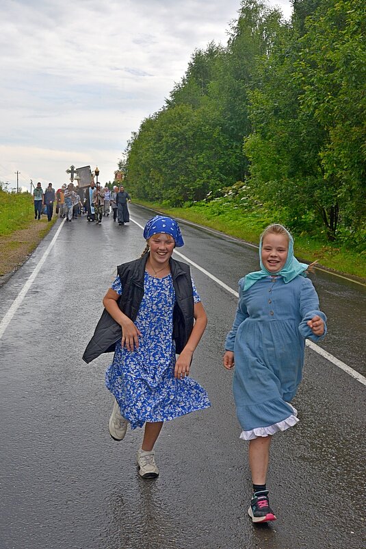 Девчонки... (крестный ход, прошли уже километров 12ть)) - Владимир Хиль Девчонки... (крестный ход, прошли уже километров 12ть)) - Владимир Хиль