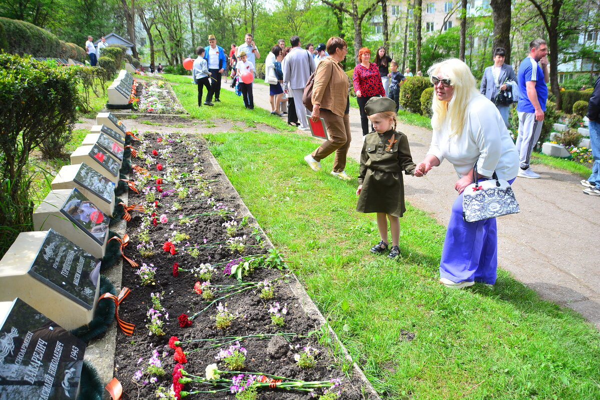 бабушка с внучкой - леонид логинов