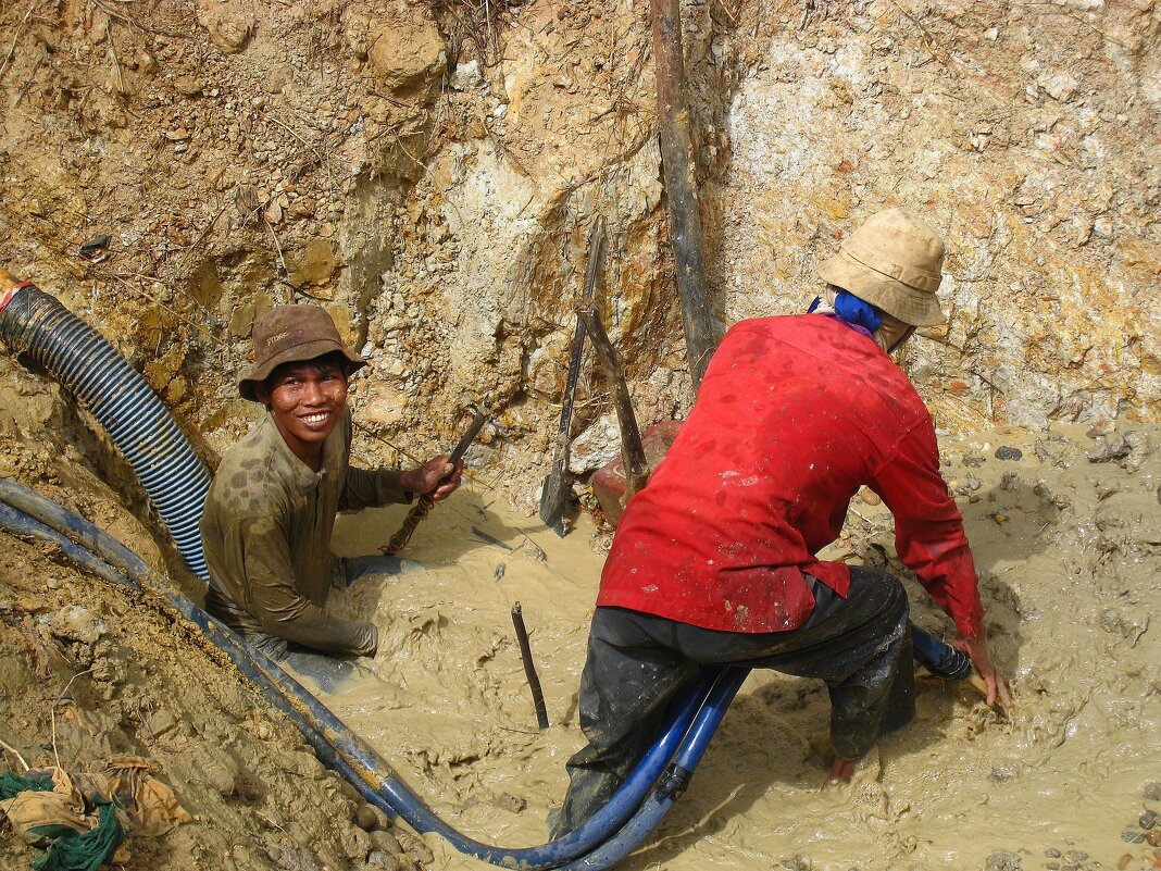 Добыча драгоценных камней и алмазов на руднике Семпака в Индонезии. - unix (Илья Утропов)