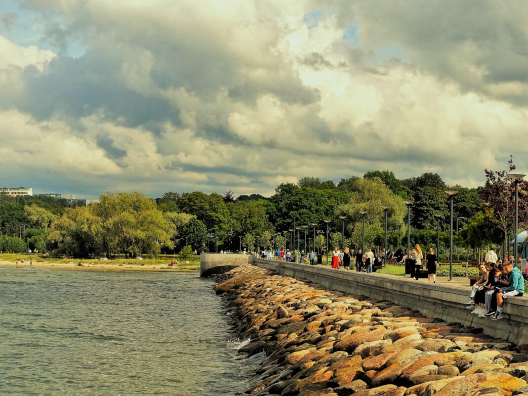 Прогулки на променаде около моря - Aida10 