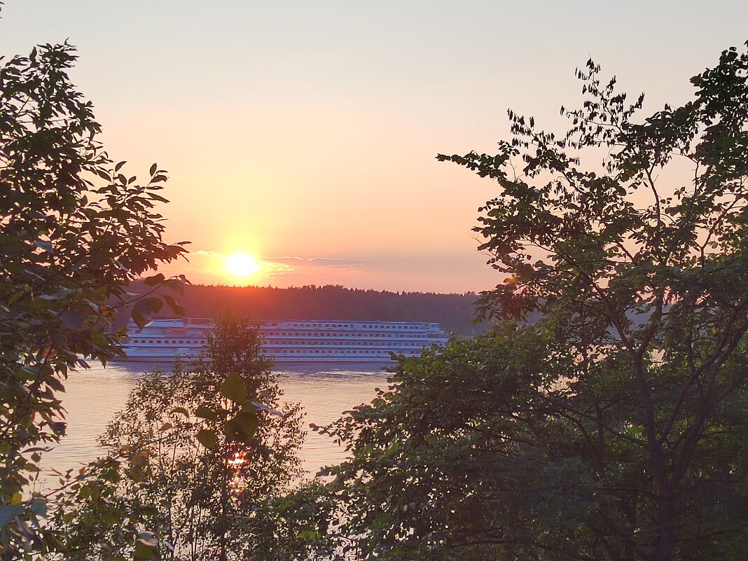 Закат  и пароход на  Неве. Снимала  Саша. - Фотогруппа Весна