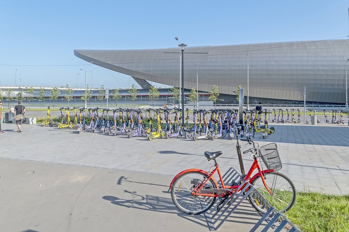 Транспорт у станции метро - Валерий Иванович