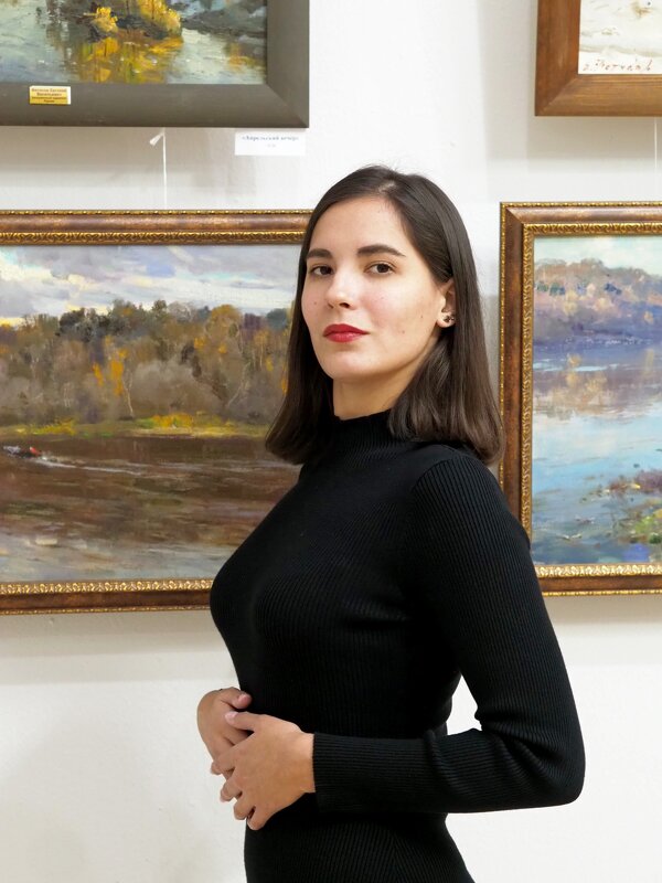 Репортёр Юлия на выставке художника - Евгений 