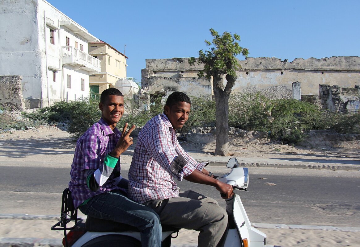 Сомалийские мотобайкеры. - unix (Илья Утропов)