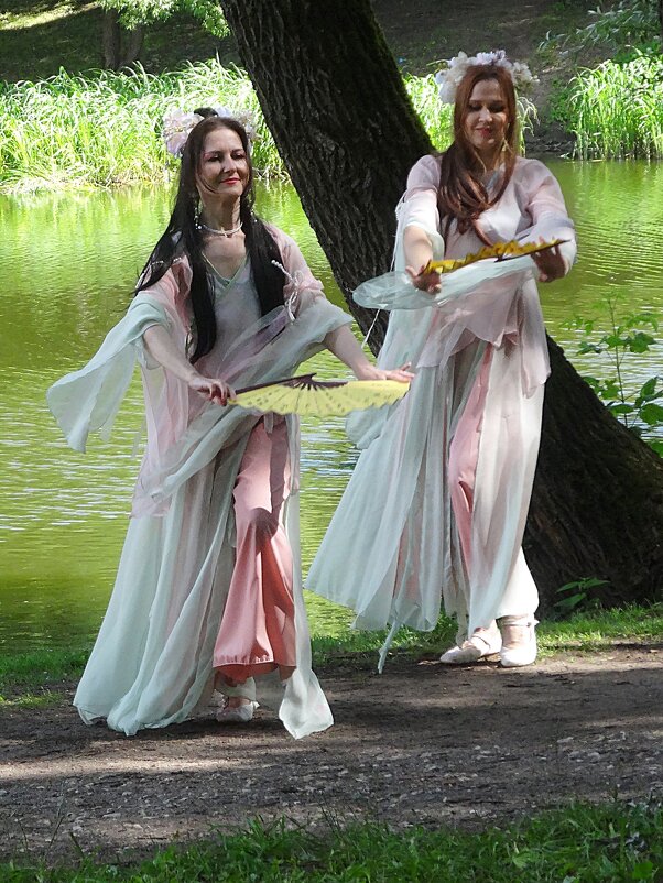 Нимфы в ботаническом саду - Лидия Бусурина Нимфы в ботаническом саду - Лидия Бусурина