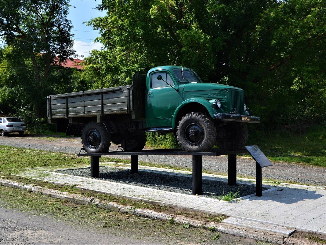 Алатырь. Памятник автомобилю ГАЗ - 63. - Пётр Чернега