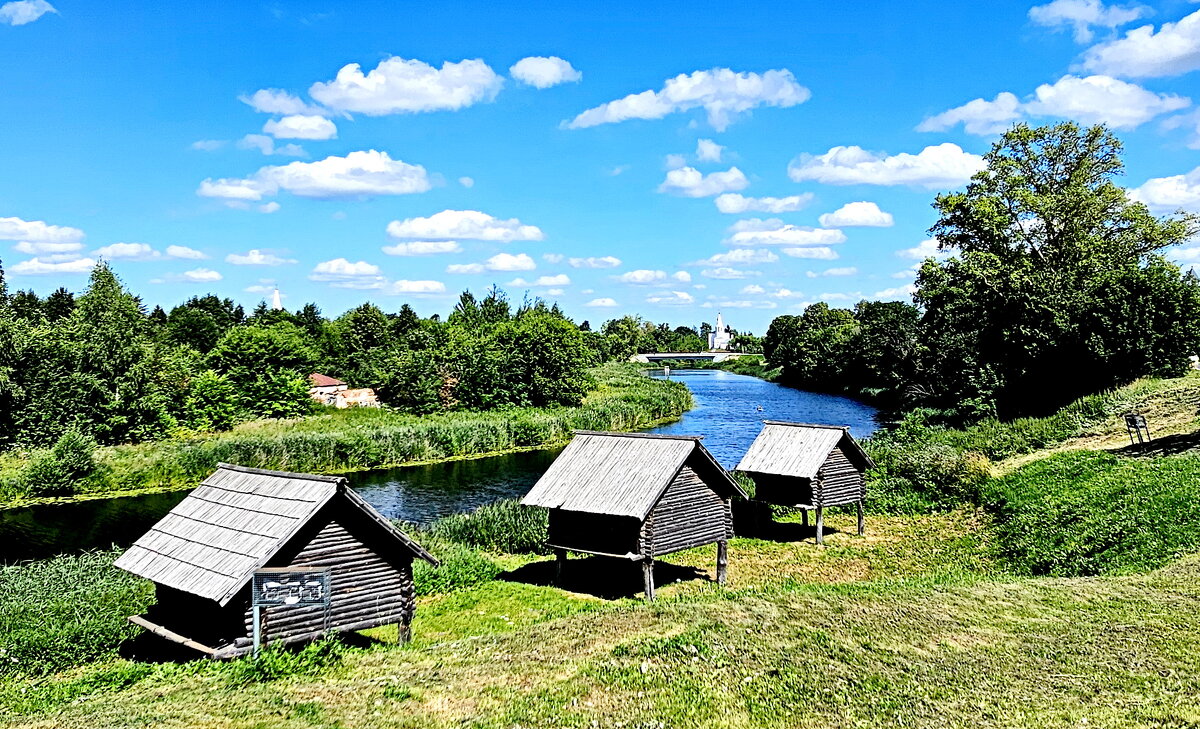 Суздаль. Амбары на сваях. Река Каменка. Космодамианская церковь. - Михаил Свиденцов Суздаль. Амбары на сваях. Река Каменка. Космодамианская церковь. - Михаил Свиденцов
