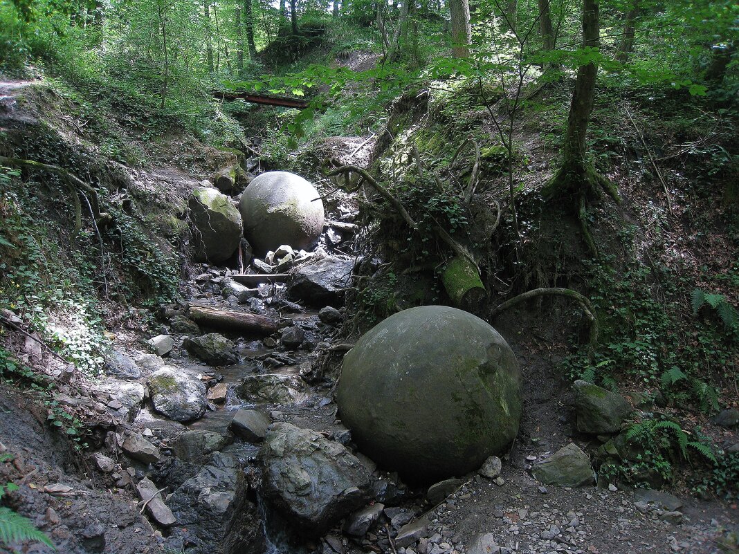 Каменные шары в Завидовичах, Босния и Герцеговина. - unix (Илья Утропов) Каменные шары в Завидовичах, Босния и Герцеговина. - unix (Илья Утропов)