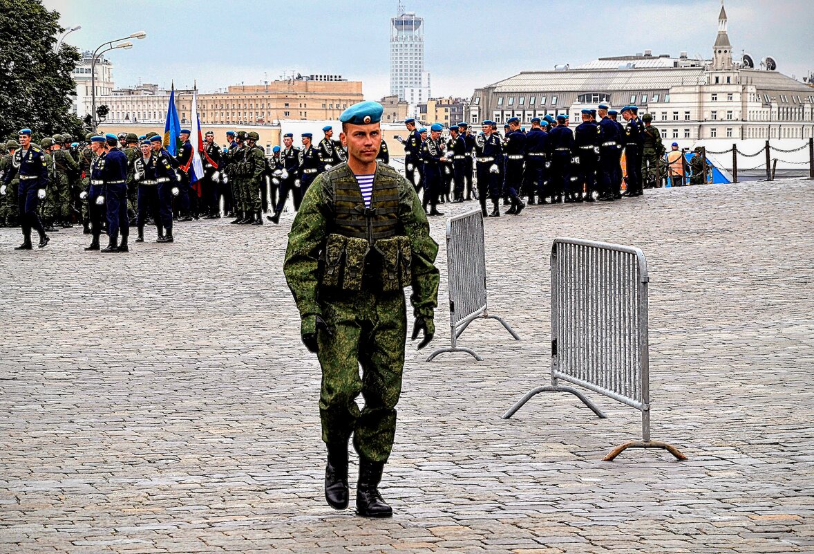 На Васильевском спуске - Анатолий Колосов