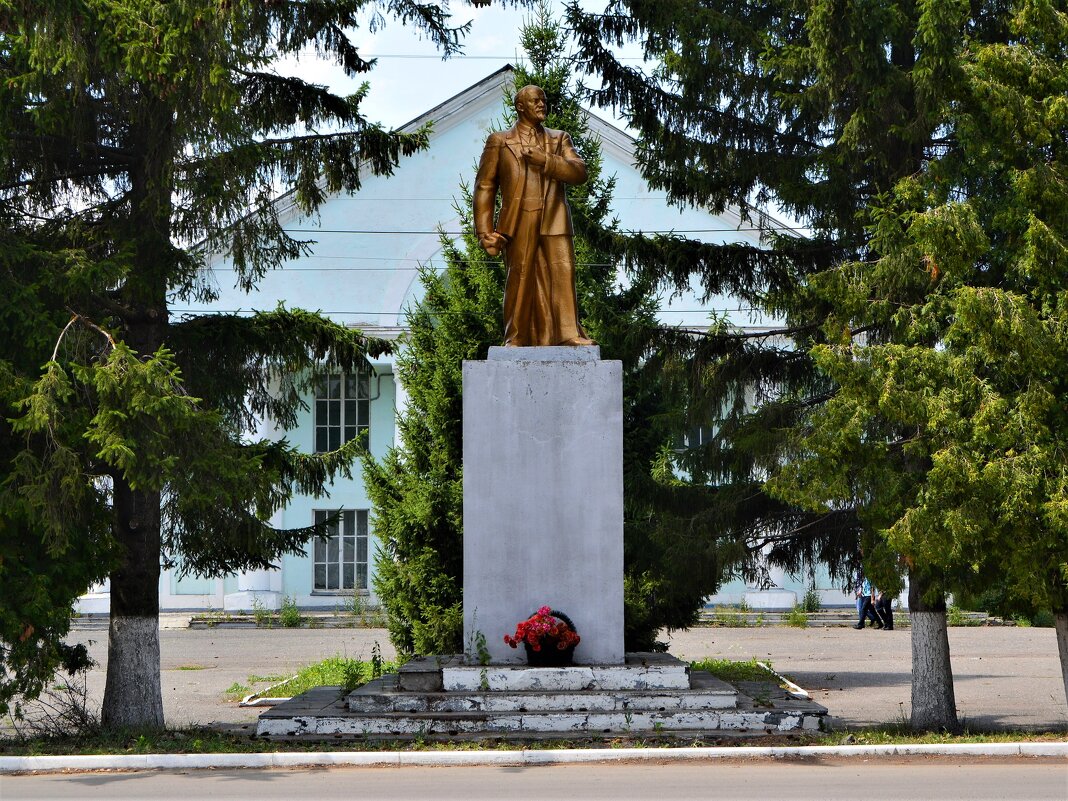 Алатырь. Памятник Владимиру Ильичу Ленину по ул. Первомайской. - Пётр Чернега Алатырь. Памятник Владимиру Ильичу Ленину по ул. Первомайской. - Пётр Чернега