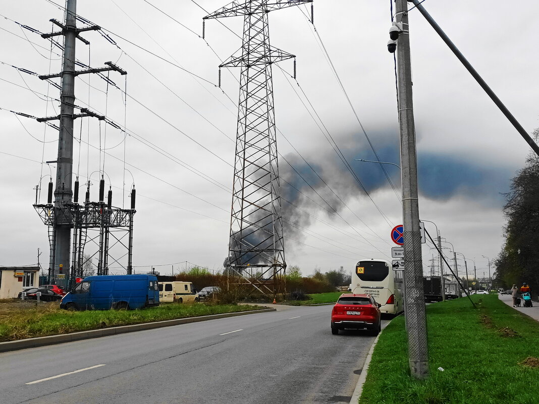 За гаражами горит склад - Виктор Никитенко