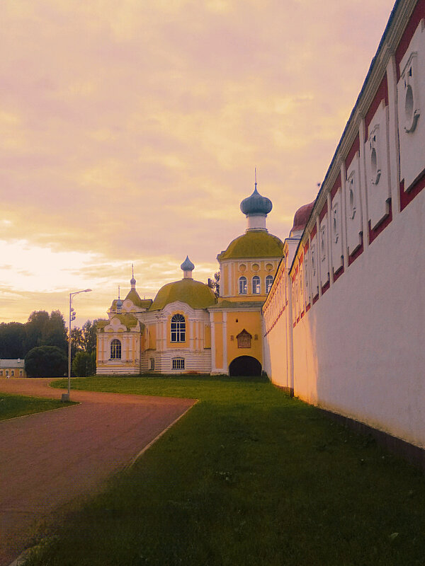 Летний вечер возле монастыря - Сергей Кочнев