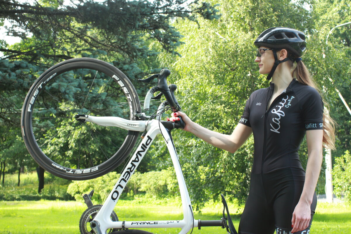 Велосипедистка - Максим Егоров