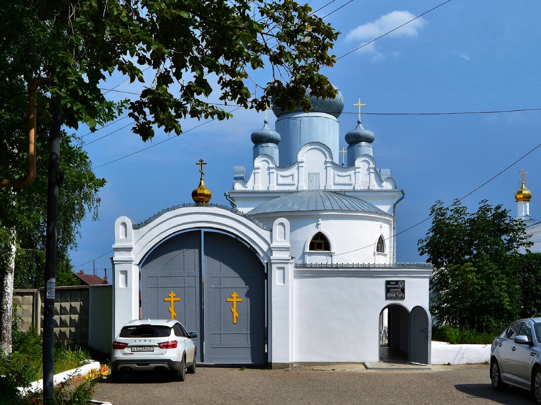 Алатырь. Западные ворота Киево-Николаевского Новодевичьего монастыря - Пётр Чернега