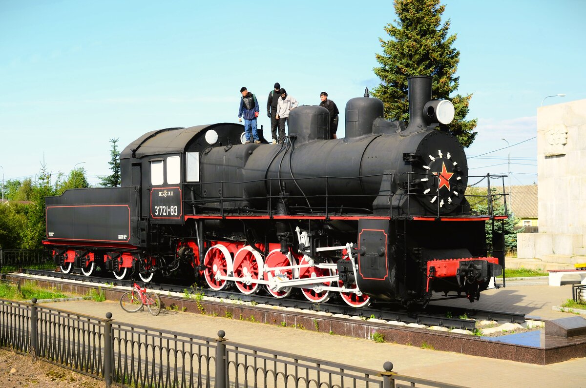 Наш бронепоезд cтоит на запасном пути... - Магомед .