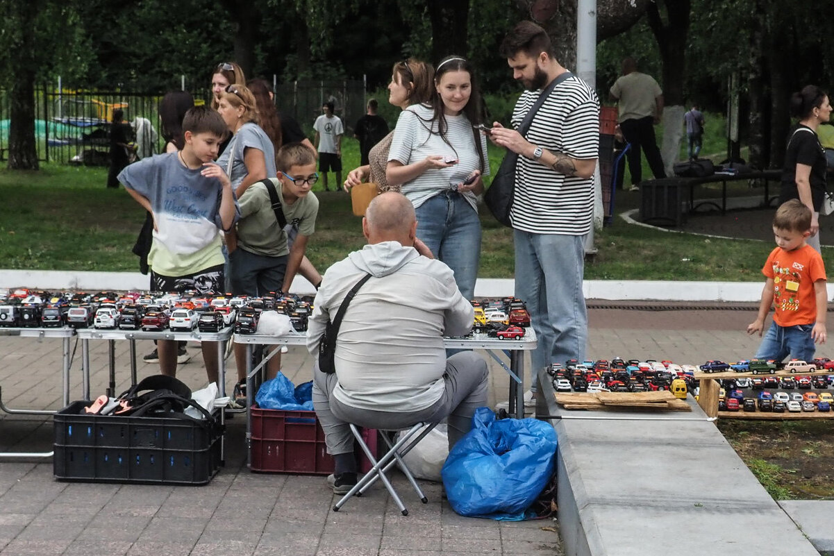 - Купите! Почти настоящие! - Евгений 