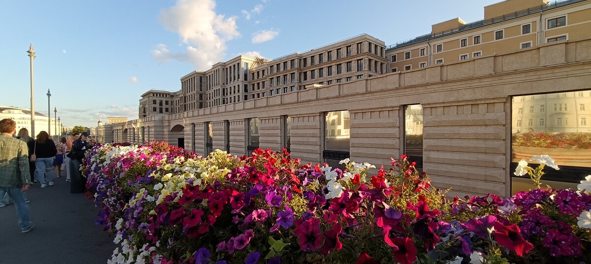 цветочное украшение мостов города - Галина R...