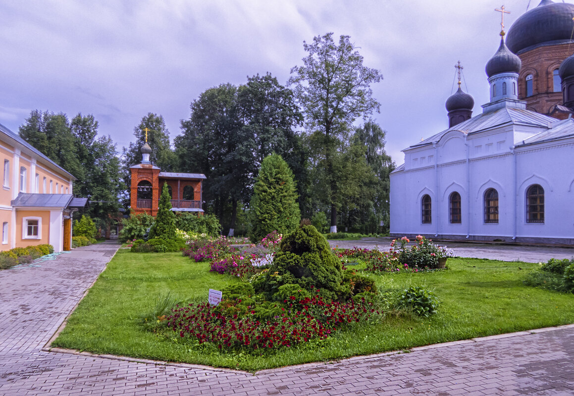 На территории Введенского монастыря - Сергей Цветков