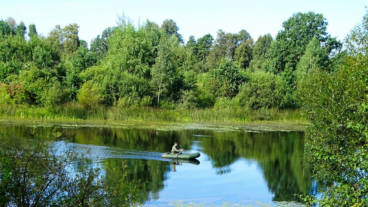 Рыбак на лодке (репортаж из поездок по области). - Милешкин Владимир Алексеевич Рыбак на лодке (репортаж из поездок по области). - Милешкин Владимир Алексеевич