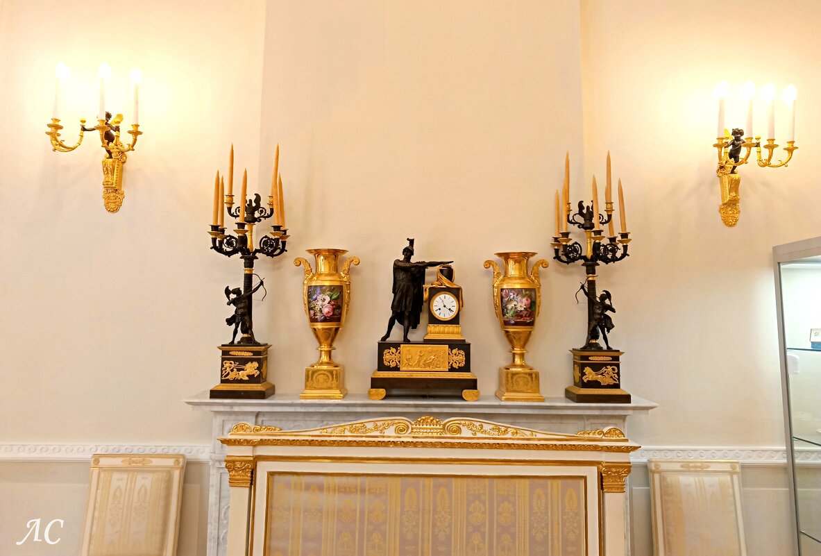 Екатерининский корпус,Петергоф - Любовь Сахарова