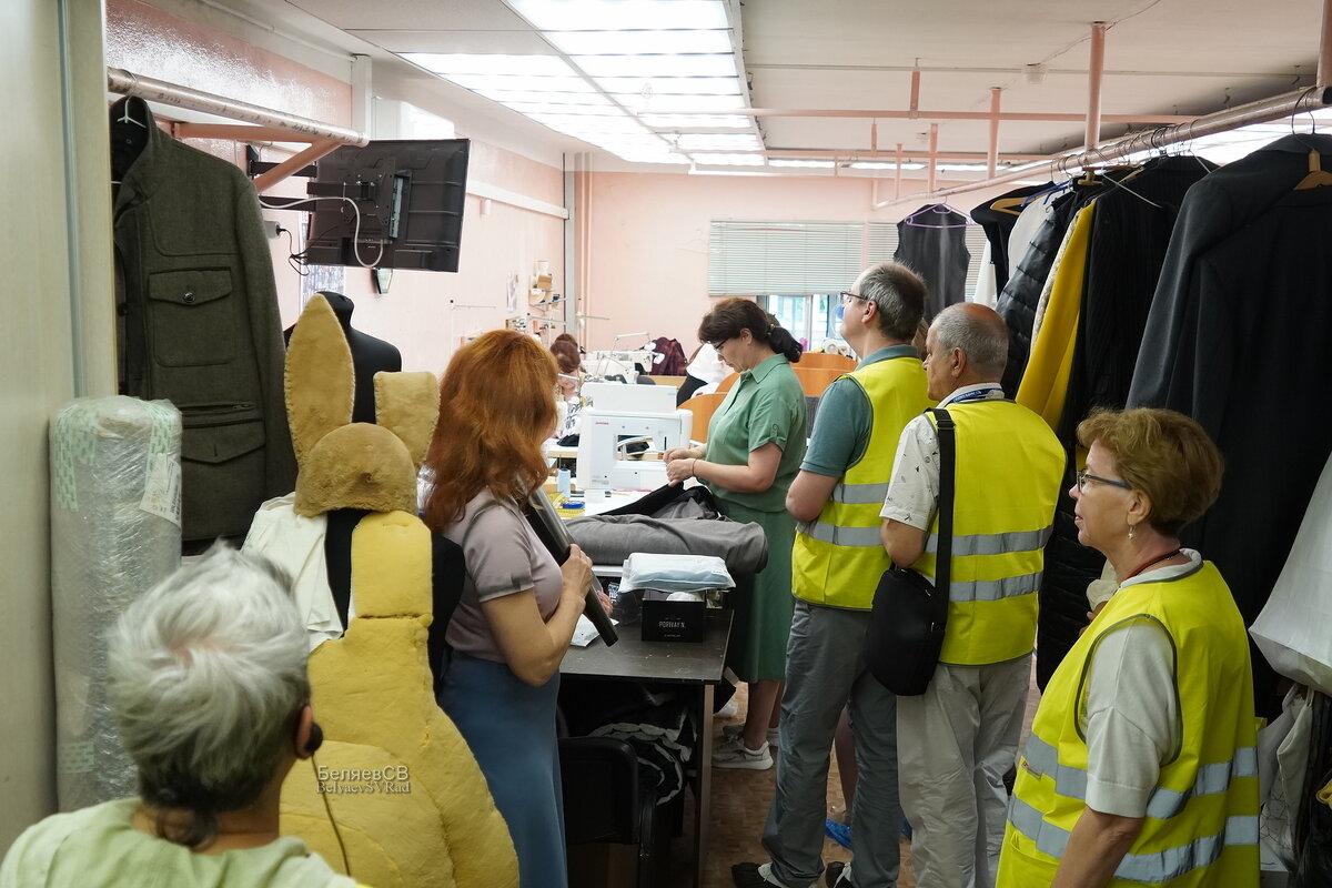 В костюмерной мастерской с актрисой Ольгой Пудовой - Сергей Беляев В костюмерной мастерской с актрисой Ольгой Пудовой - Сергей Беляев