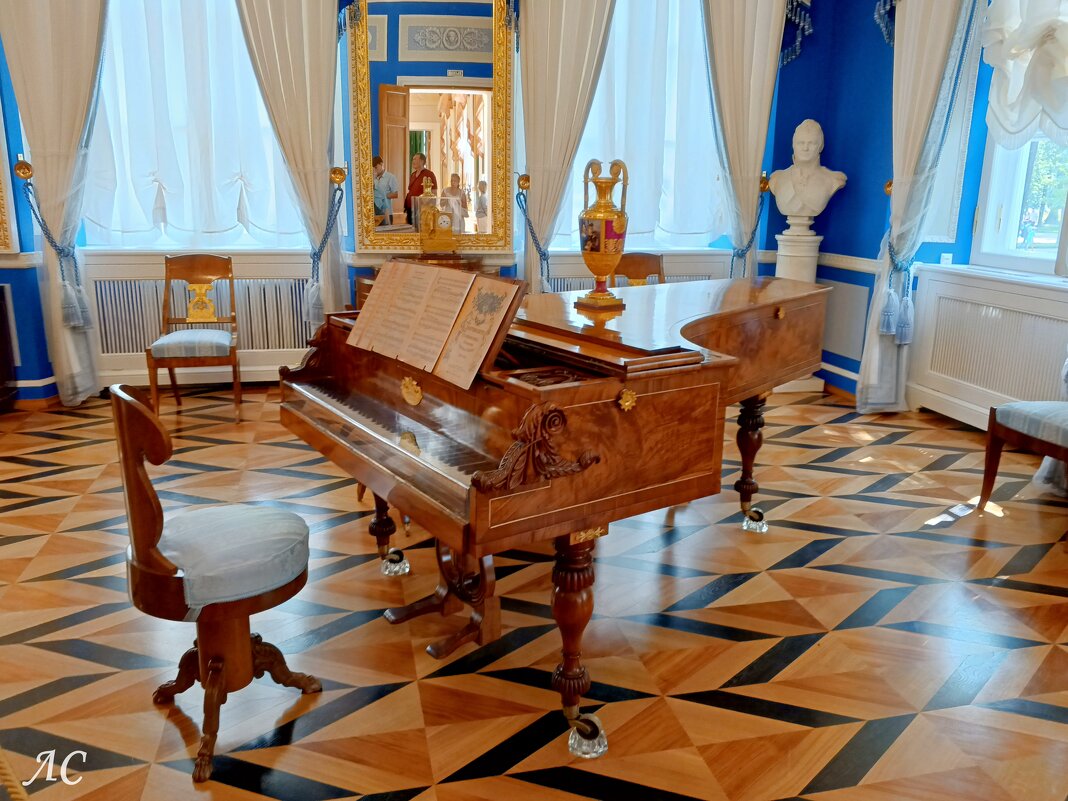 Екатерининский корпус, Петергоф - Любовь Сахарова