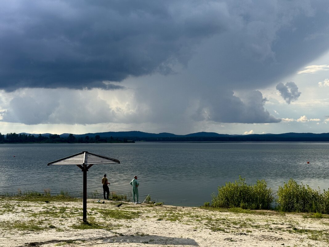 Перед бурей: озеро и рыбаки - Сергей Адигамов