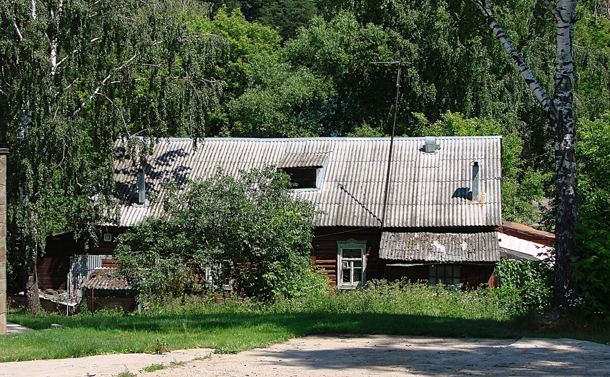 Он не низок , не высок , только в землю чуть не врос,,,) - Анатолий Колосов