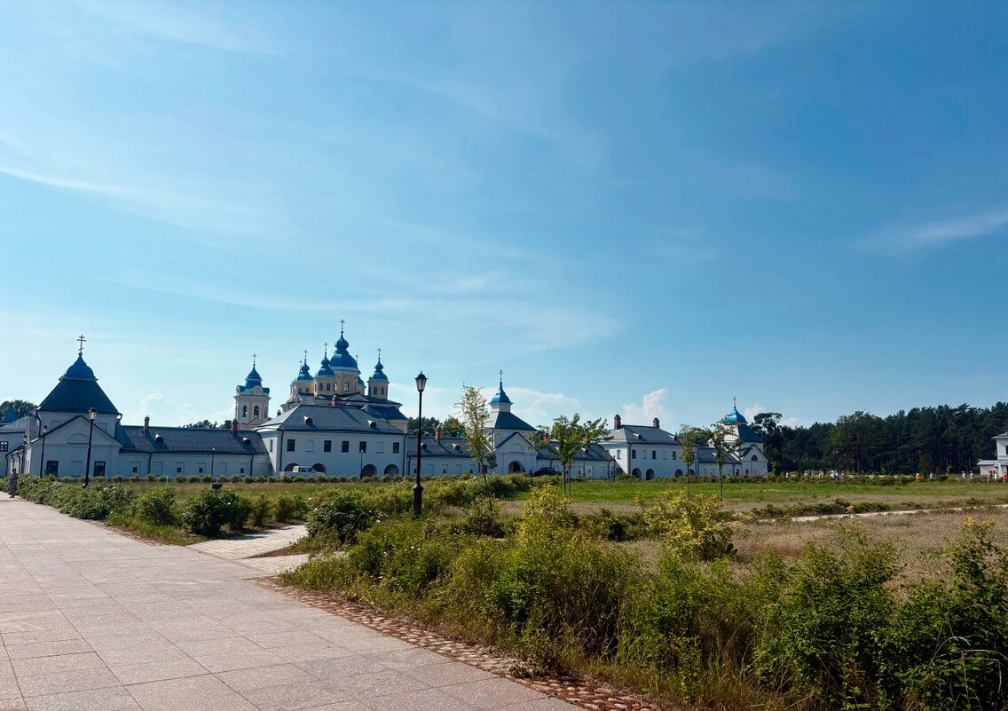 Голубые купола собора Рождества Богородицы, белоснежные стены монастырского каре... - Наталия Павлова