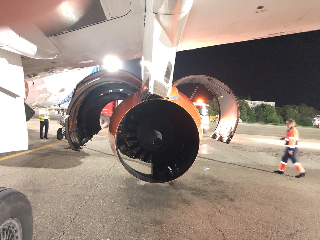 Это капоты не автомобиля! Сухой Суперджет. - Alexey YakovLev