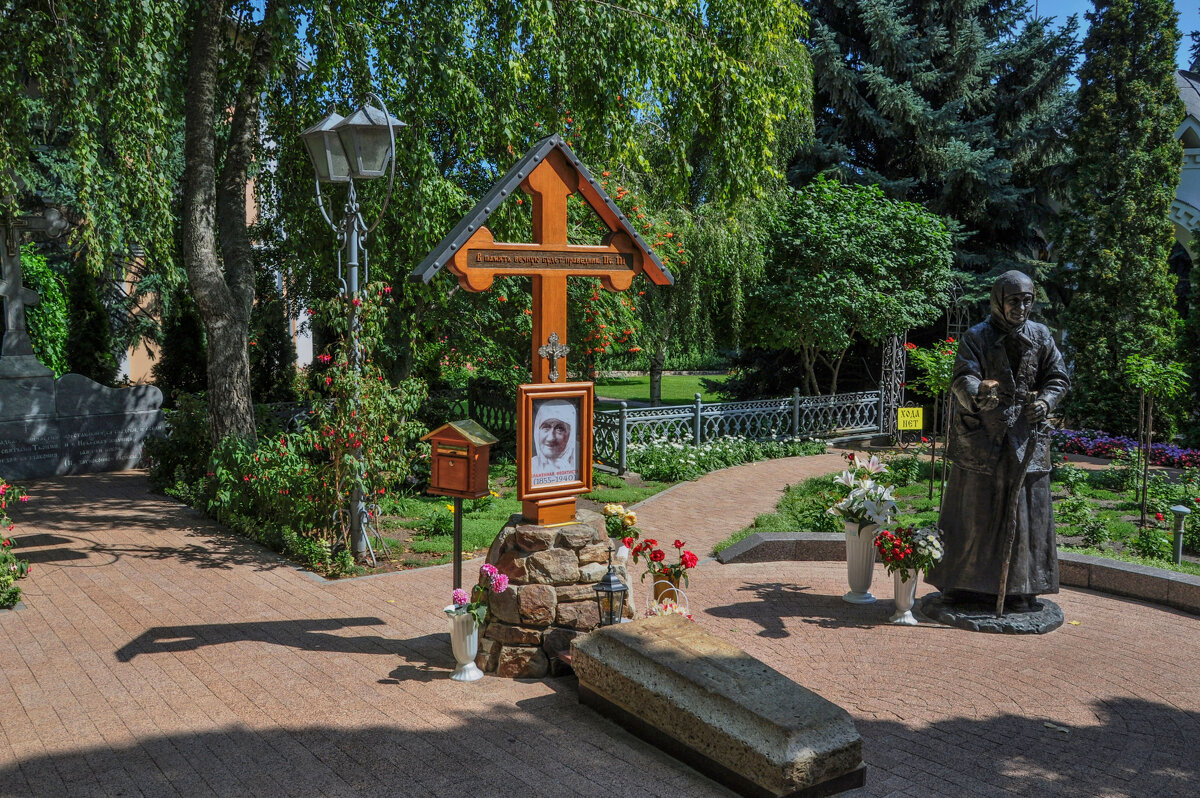 Могила блаженной Феоктисты (у могилы ящик для письменных просьб, обращённых к блаженной) - Татьяна Машошина