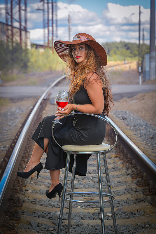 Красивая девушка на барном стуле на железнодорожных путях. - Владимир Крышковец