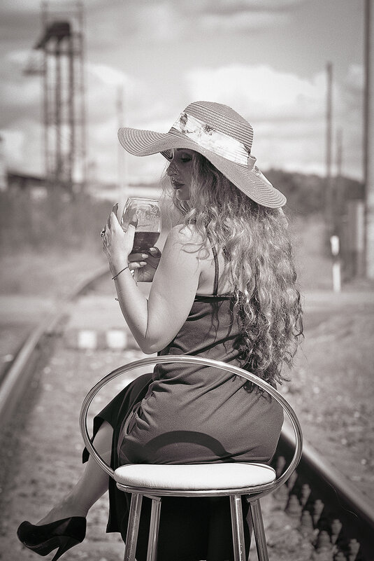 Красивая девушка на барном стуле на железнодорожных путях - Владимир Крышковец Красивая девушка на барном стуле на железнодорожных путях - Владимир Крышковец