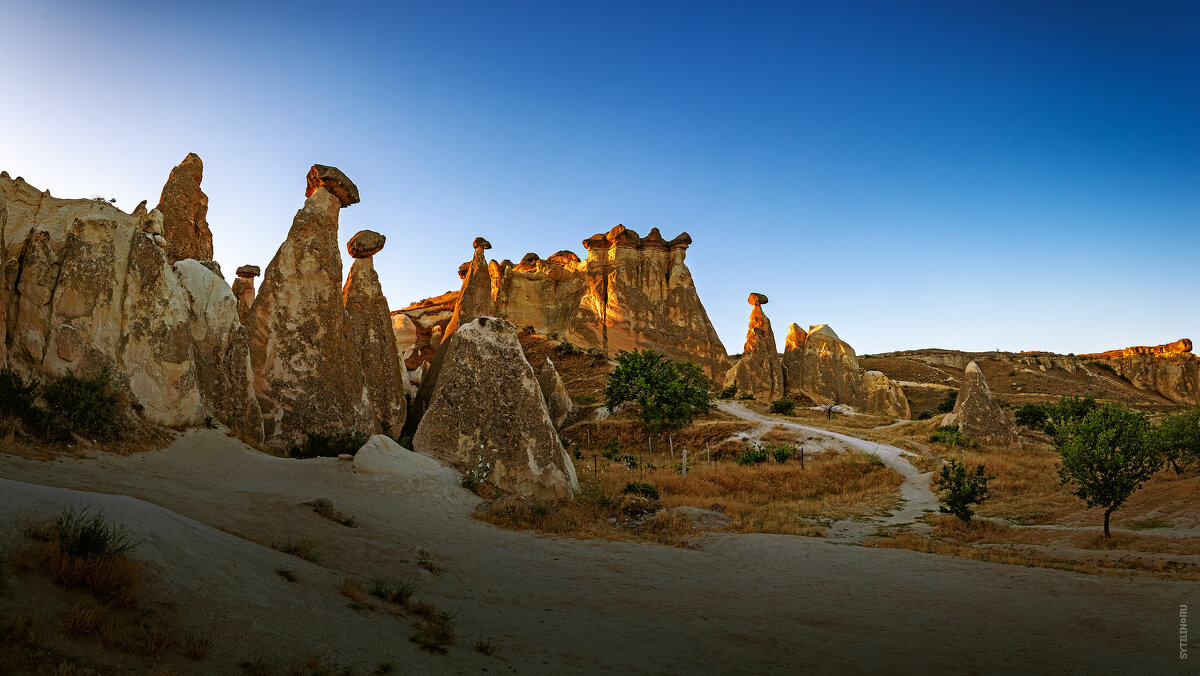 Сказочные дымоходы (волшебные дымоходы) или Peri Bacaları. Каппадокия. Турция - Павел Сытилин